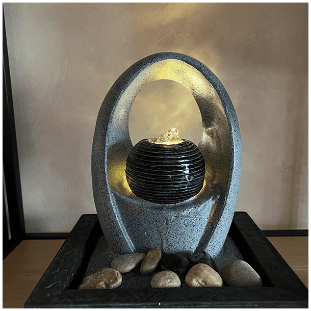 Fontnest med kugle i en smuk bue