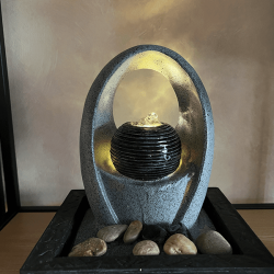 Fontnest med kugle i en smuk bue