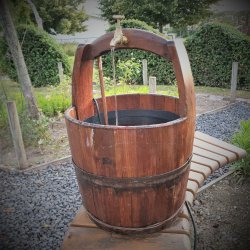 Kinesisk Vandspand med vandhane - lyse brun 