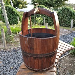 Kinesisk Vandspand med vandhane - lyse brun 