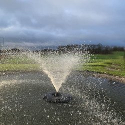  Pondteam flydende springvand XL 60.000 til stor havedam eller s